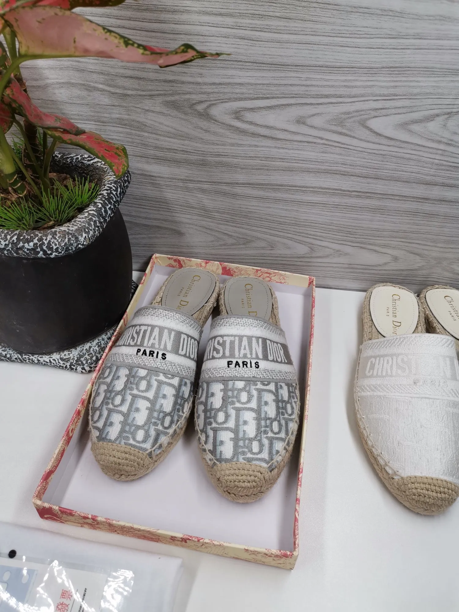 👟👟Ex-factory price 400👟👟 In 2020, new colors are coming simultaneously on the official website of the DIOR fisherman shoe series: original development, original anatomy display, exclusive outsole, you can compare as you like.  [Material] 1⃣️Sole: The only 1:1 exclusive rubber sole on the market 🌸. Fabric original embroidery. Lining: imported sheepskin, delicate and soft. [Size] 35-40.